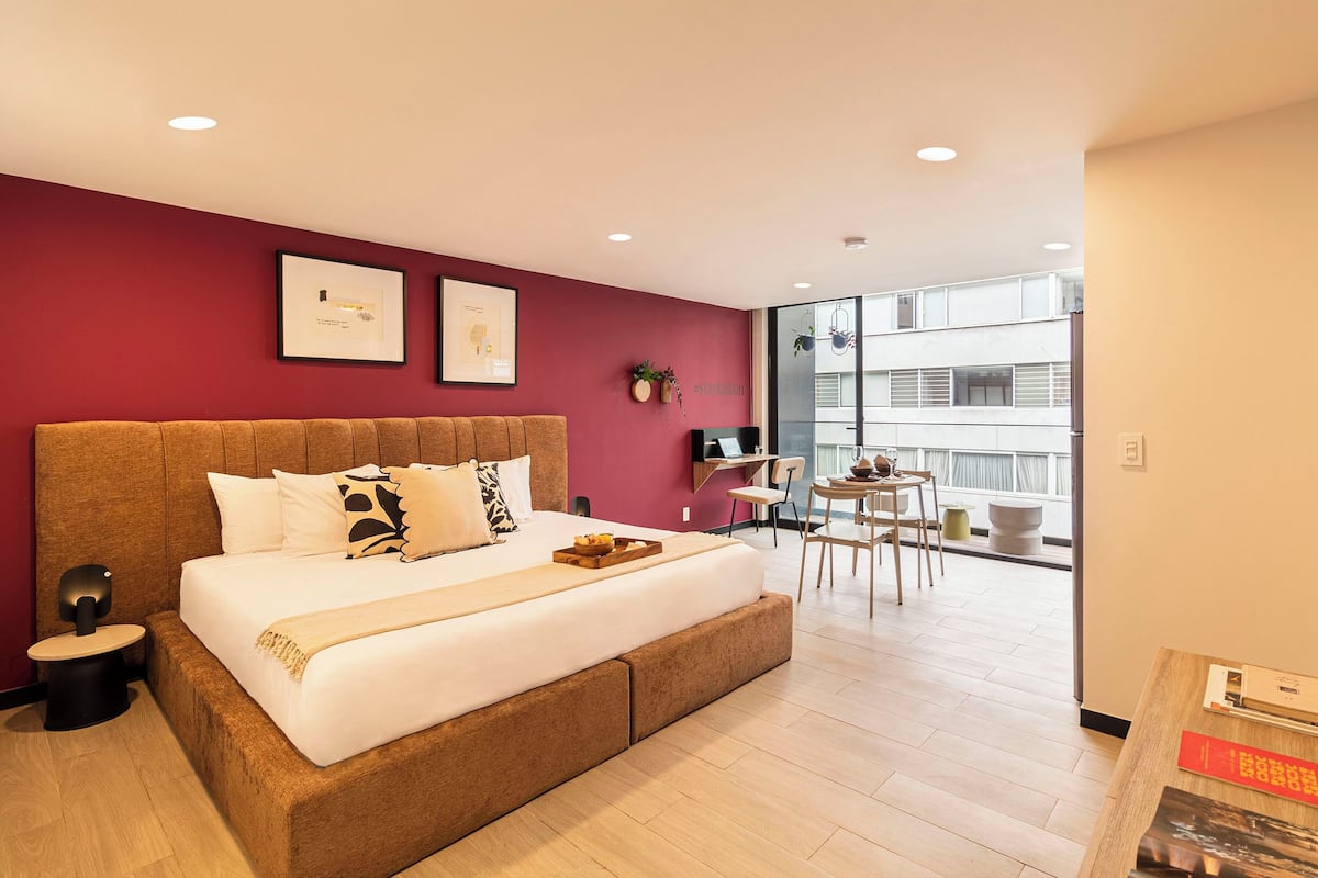 Business Apartment | Premium bedding, desk, laptop workspace, WiFi (free)