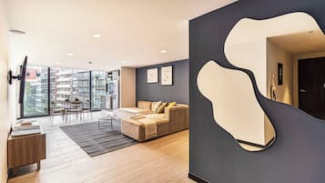 豪華公寓 (Two Bedroom with Balcony) | 起居區 | 50-吋智慧型電視、有線頻道、Netflix、串流服務