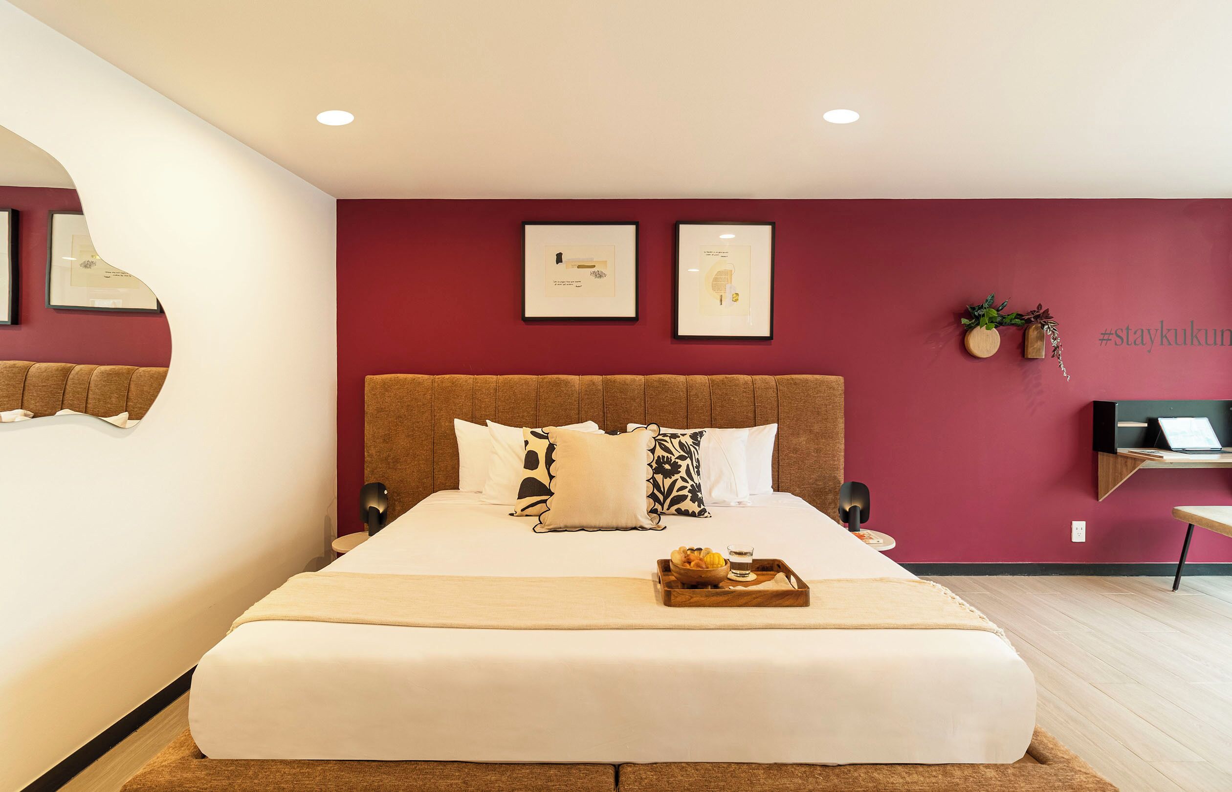 Una habitación de hotel moderna con una cama grande, un escritorio y un televisor.