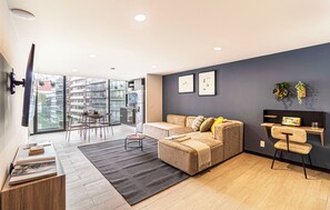 Apartamento Deluxe (Two Bedroom with Balcony) | Zona de estar | Smart TV de 50 pulgadas con canales por satélite