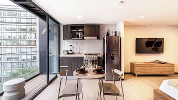 Refrigerador, microondas, horno, placa de cocina