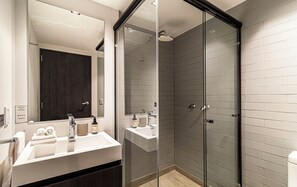 Business-Apartment | Badezimmer | Dusche, Regendusche, Haartrockner, Handtücher