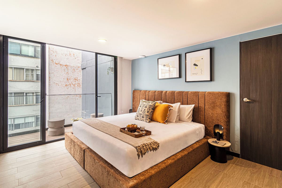 Apartemen Deluks (Two Bedroom with Balcony) | Seprai premium, meja kerja, ruang kerja ramah laptop, dan Wi-Fi gratis
