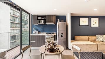Deluxe Apartment (Two Bedroom with Balcony) | In-room dining