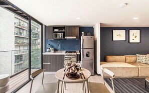 Deluxe-lejlighed (Two Bedroom with Balcony) | Spisning på værelset