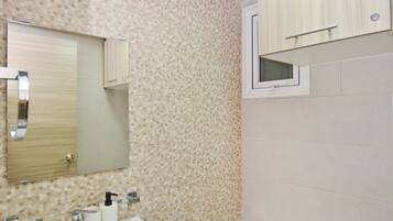 Haartrockner, HandtĂŒcher, Seife, Shampoo