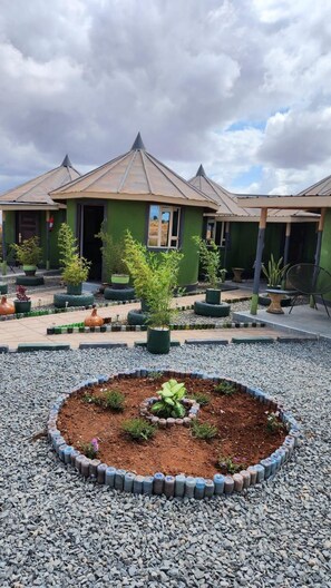 House | Property grounds - Amanya Hut Sleeps 6 With Mountain Views (Amboseli)