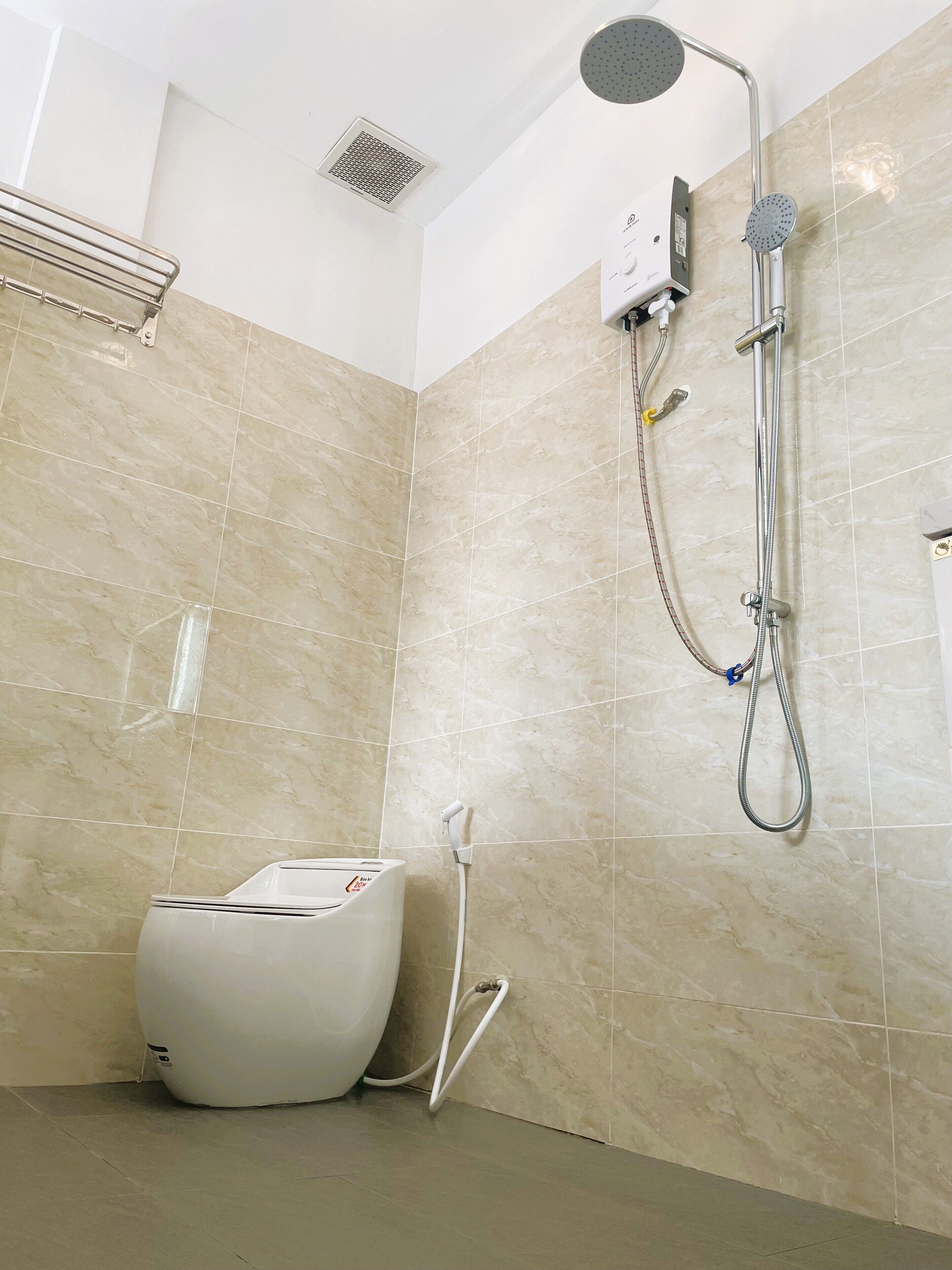 Douche, sèche-cheveux, serviettes fournies, savon