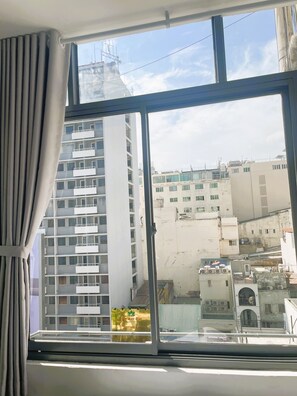 Interior - The Cafe Apartments Building - Deluxe King room has a large window (Hồ Chí Minh)