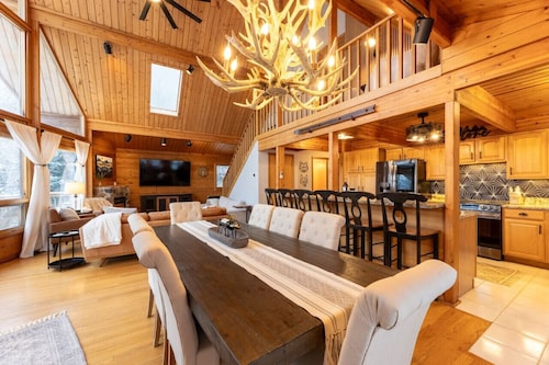 Stunning Snowshoe Home | Hot Tub | Pool Table