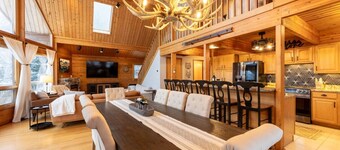 Stunning Snowshoe Home | Hot Tub | Pool Table