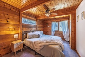 5 bedrooms, desk, iron/ironing board, travel crib - Stunning Snowshoe Home | Hot Tub | Pool Table (Dunmore)