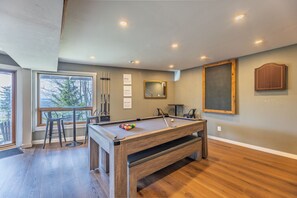 Game room - Stunning Snowshoe Home | Hot Tub | Pool Table (Dunmore)