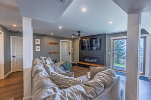 Smart TV, fireplace, table tennis - Stunning Snowshoe Home | Hot Tub | Pool Table (Dunmore)