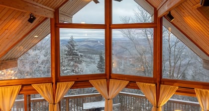 Stunning Snowshoe Home | Hot Tub | Pool Table