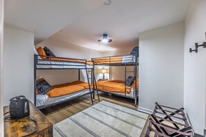 5 chambres, bureau, fer et planche à repasser, lit parapluie