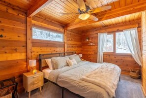 5 bedrooms, desk, iron/ironing board, travel cot