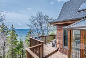 Terrace/patio - Stunning Snowshoe Home | Hot Tub | Pool Table (Dunmore)