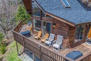 Terrace/patio - Stunning Snowshoe Home | Hot Tub | Pool Table (Dunmore)
