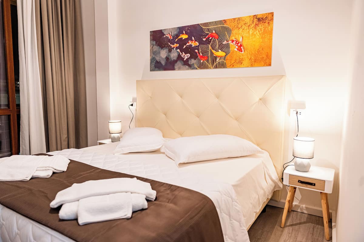 Basic-Doppel- oder -Zweibettzimmer | Hochwertige Bettwaren, Betten mit Memory-Foam-Matratzen