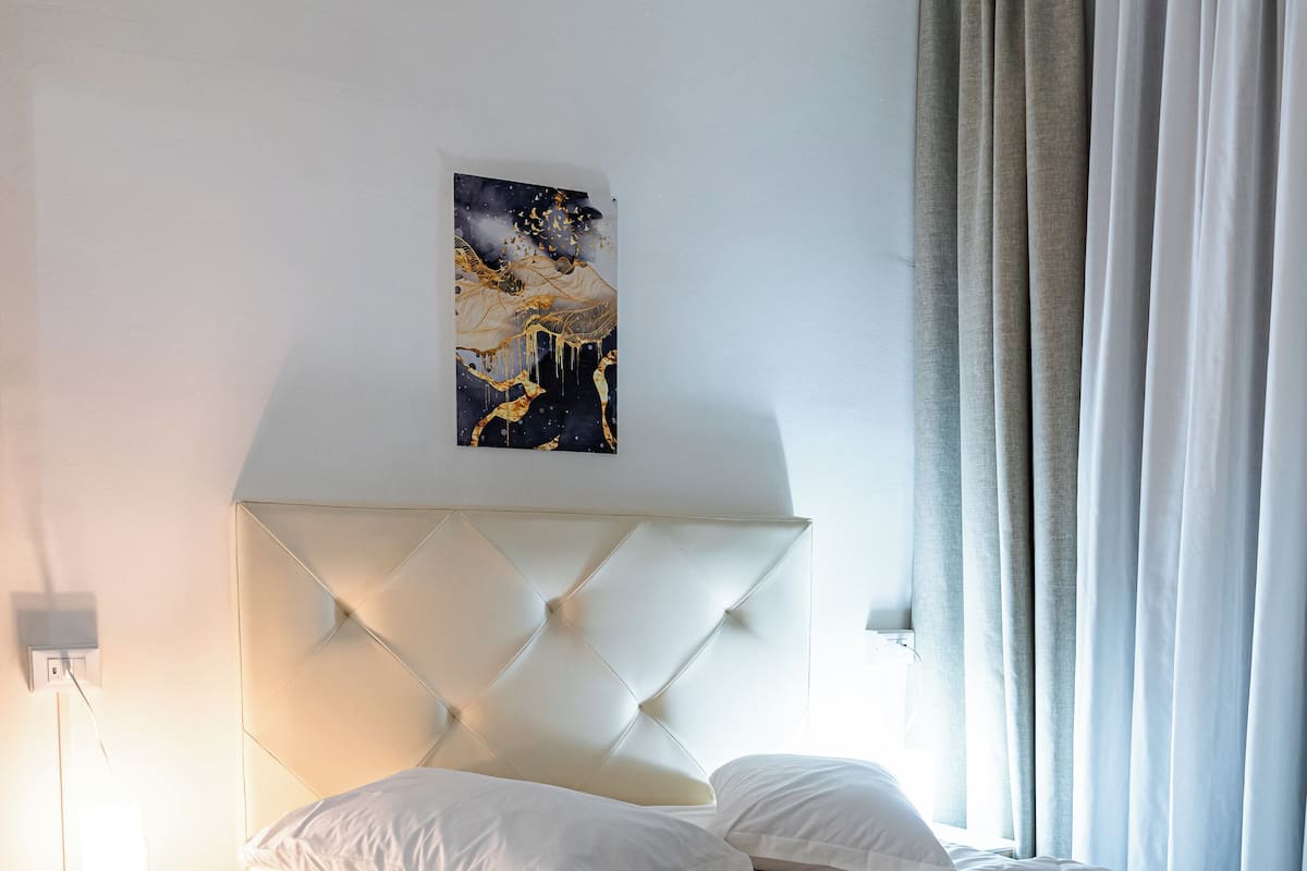 Basic-Doppel- oder -Zweibettzimmer | Hochwertige Bettwaren, Betten mit Memory-Foam-Matratzen