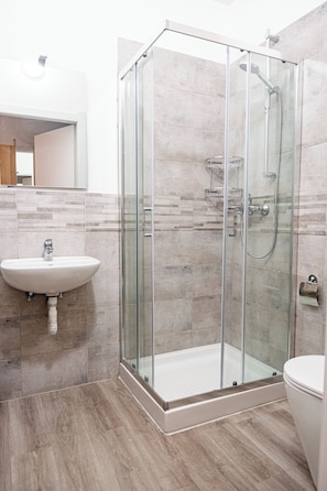 Basic Double or Twin Room | Bathroom