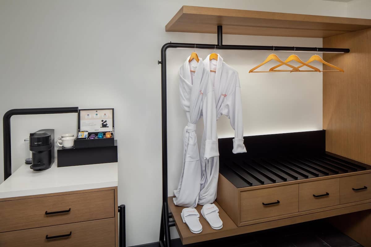 Hochwertige Bettwaren, Minibar, Zimmersafe, Schreibtisch