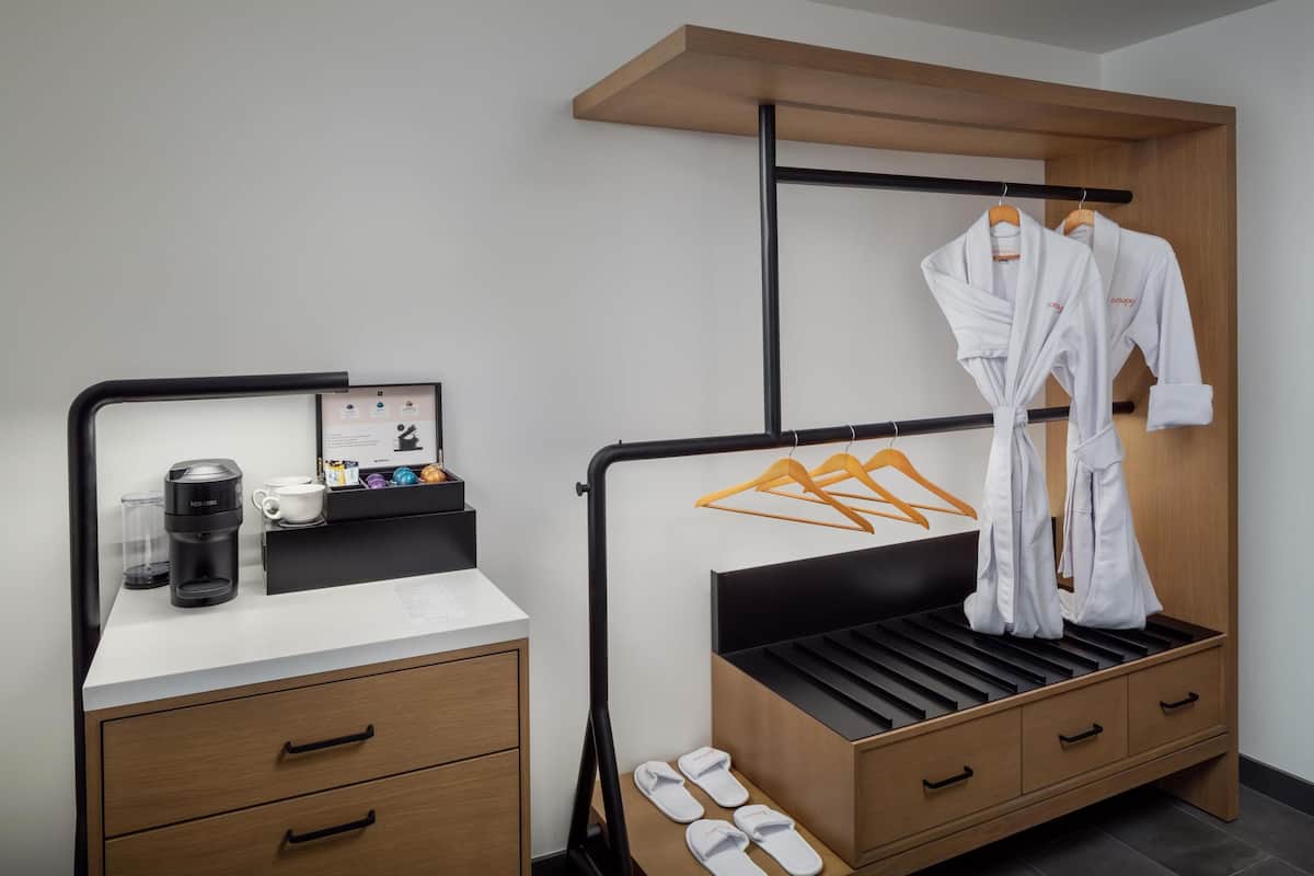 Hochwertige Bettwaren, Minibar, Zimmersafe, Schreibtisch