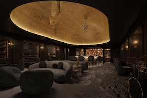 2 bars/lounges