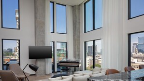 Suite Presidensial, 2 kamar tidur | Seprai premium, minibar, brankas, dan meja kerja