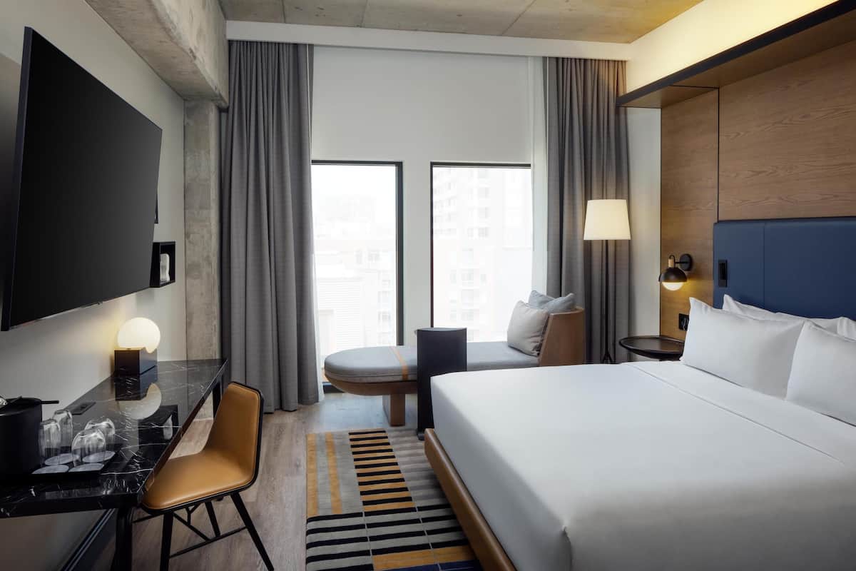 Zimmer, 1 King-Bett | Hochwertige Bettwaren, Minibar, Zimmersafe, Schreibtisch