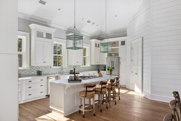 冷蔵庫、電子レンジ、オーブン、コンロ