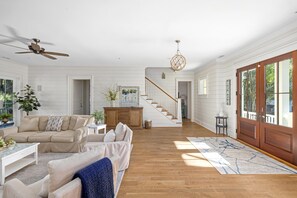 スマートテレビ、暖炉、卓球台