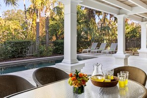 屋外ダイニングエリア