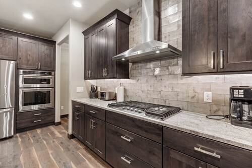 Expansive 7 bedroom, 3 car garage, 2 hot tubs, paved roads, wifi & pool access