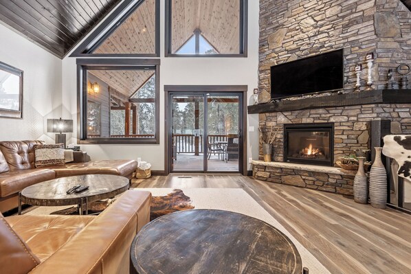 Televisie en een open haard