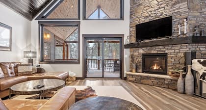 Expansive 7 bedroom, 3 car garage, 2 hot tubs, paved roads, wifi & pool access
