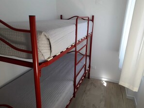 Leilighet, 2 soverom, balkong, byutsikt | 3 soverom