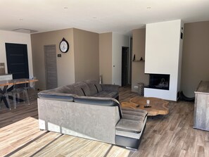 Smart TV, fireplace