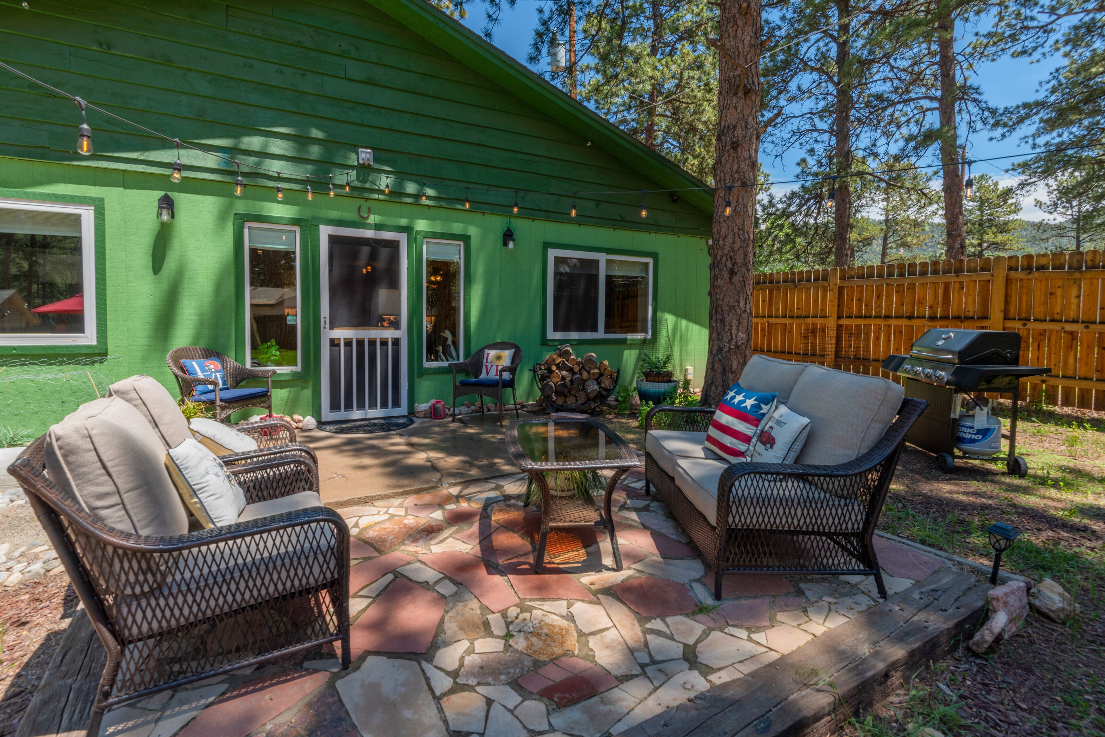 Inclusive Family Mountain Retreat , Walk to Town, Large Fenced Yard