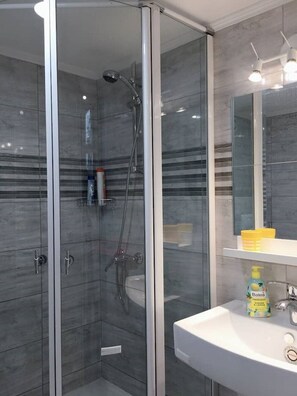 Articles de toilette gratuits, sĂšche-cheveux, serviettes fournies, savon