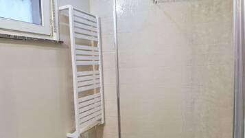 Ducha, secador de pelo, toallas y papel higiénico