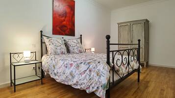 3 Schlafzimmer, Schreibtisch, Bügeleisen/Bügelbrett, Reisekinderbett