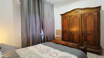 3 dormitorios, escritorio, tabla de planchar con plancha y cuna de viaje