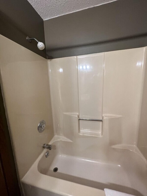 Un bagno con vasca, doccia e WC.
