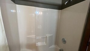 Ein Badezimmer mit Badewanne, Dusche und Toilette.