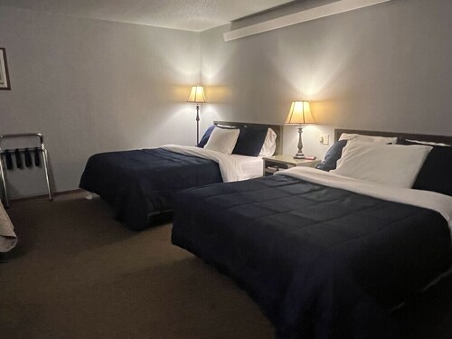 White Lake Lodge - 2 Queen - Room 5 - Sleeps 4