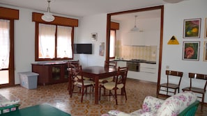 Apartment, 2 Bedrooms, Balcony, City View | Dining