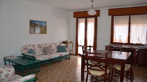 Apartment, 2 Bedrooms, Balcony, City View | Dining