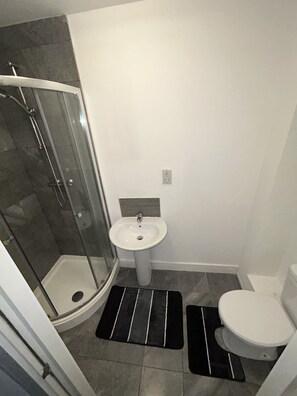 Appartement | Badkamer | Een douche, handdoeken